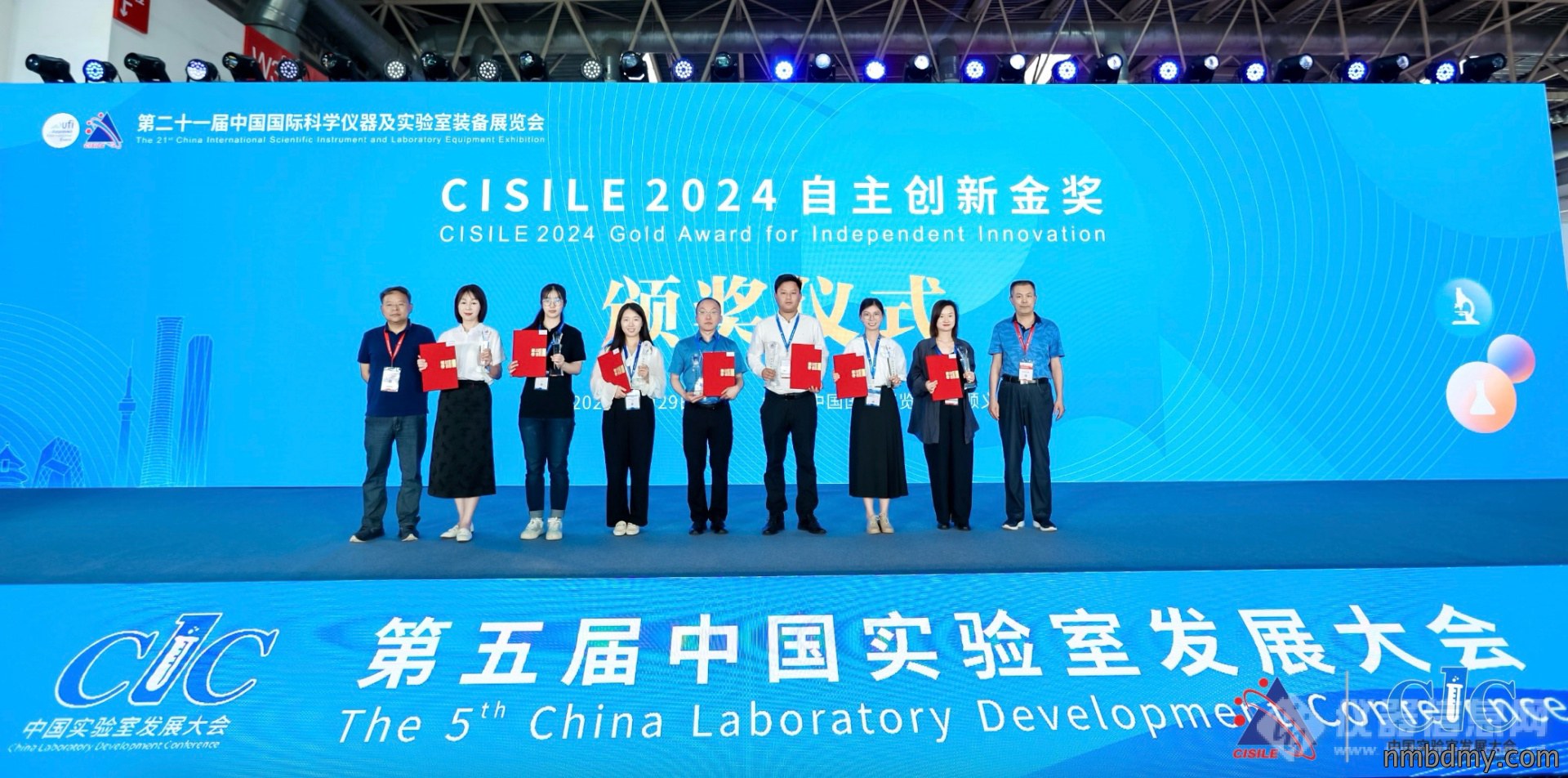评审专家北方工业大学教授陈吉文、军事医学科学院微生物与流行病研究所主任李劲松为获奖单位颁奖